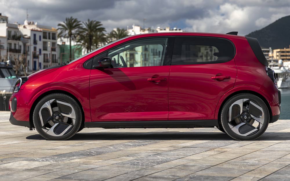 Laterale Guidatore della Renault Twingo E-Tech electric 2026 Color Rouge Absolu